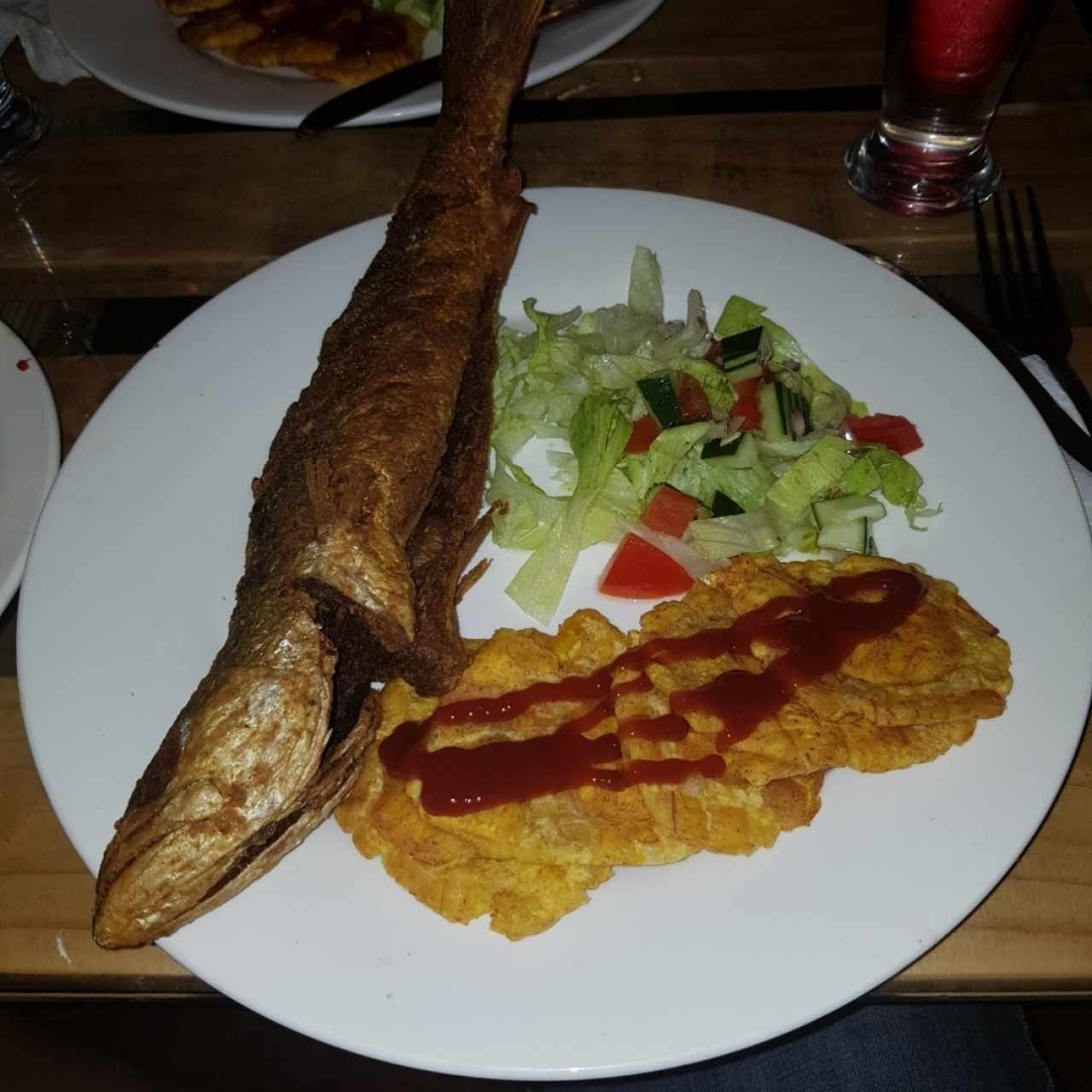 Pescado Frito con Patacones