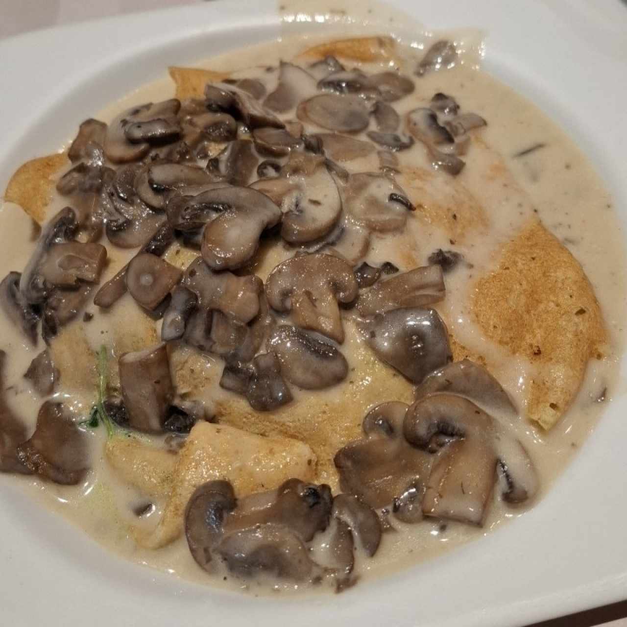 Espinaca con Queso y Salsa de Champiñones