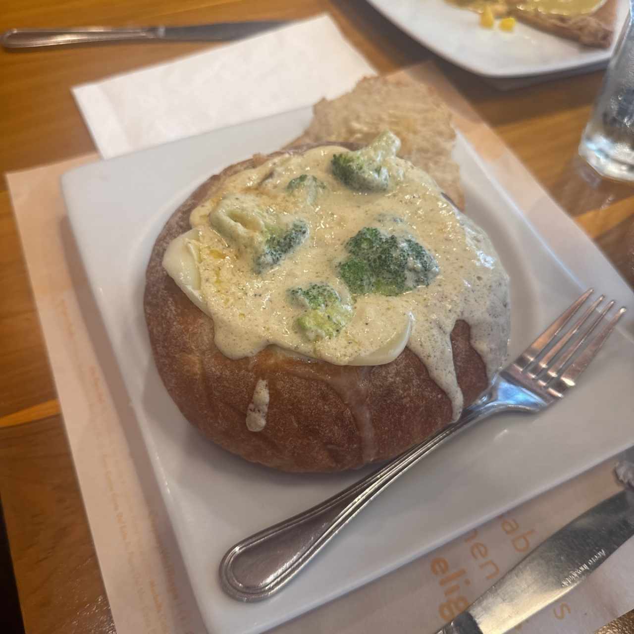 Pollo,Salsa de Queso Parmesano y Brócoli