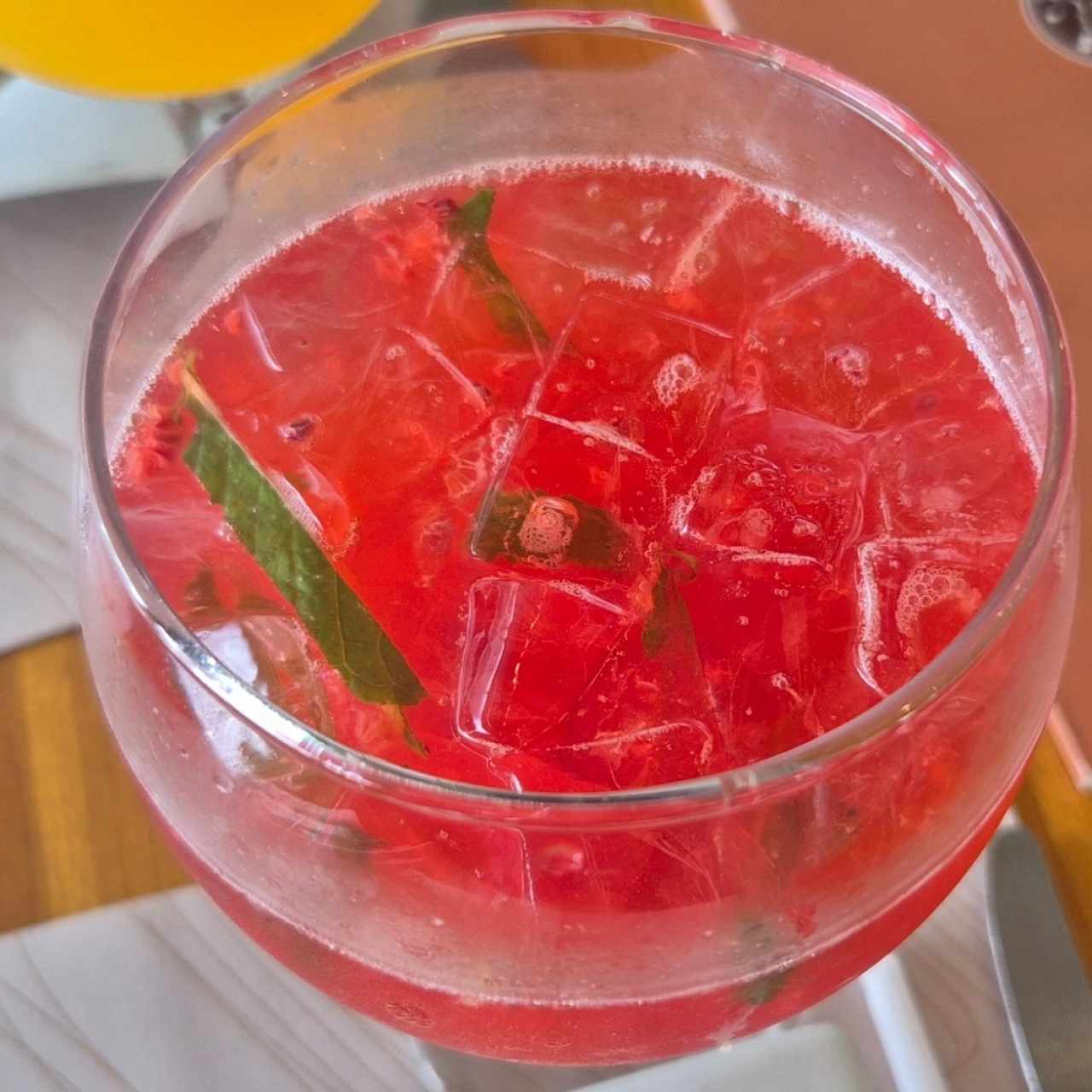 soda natural de frambuesa y hierbabuena