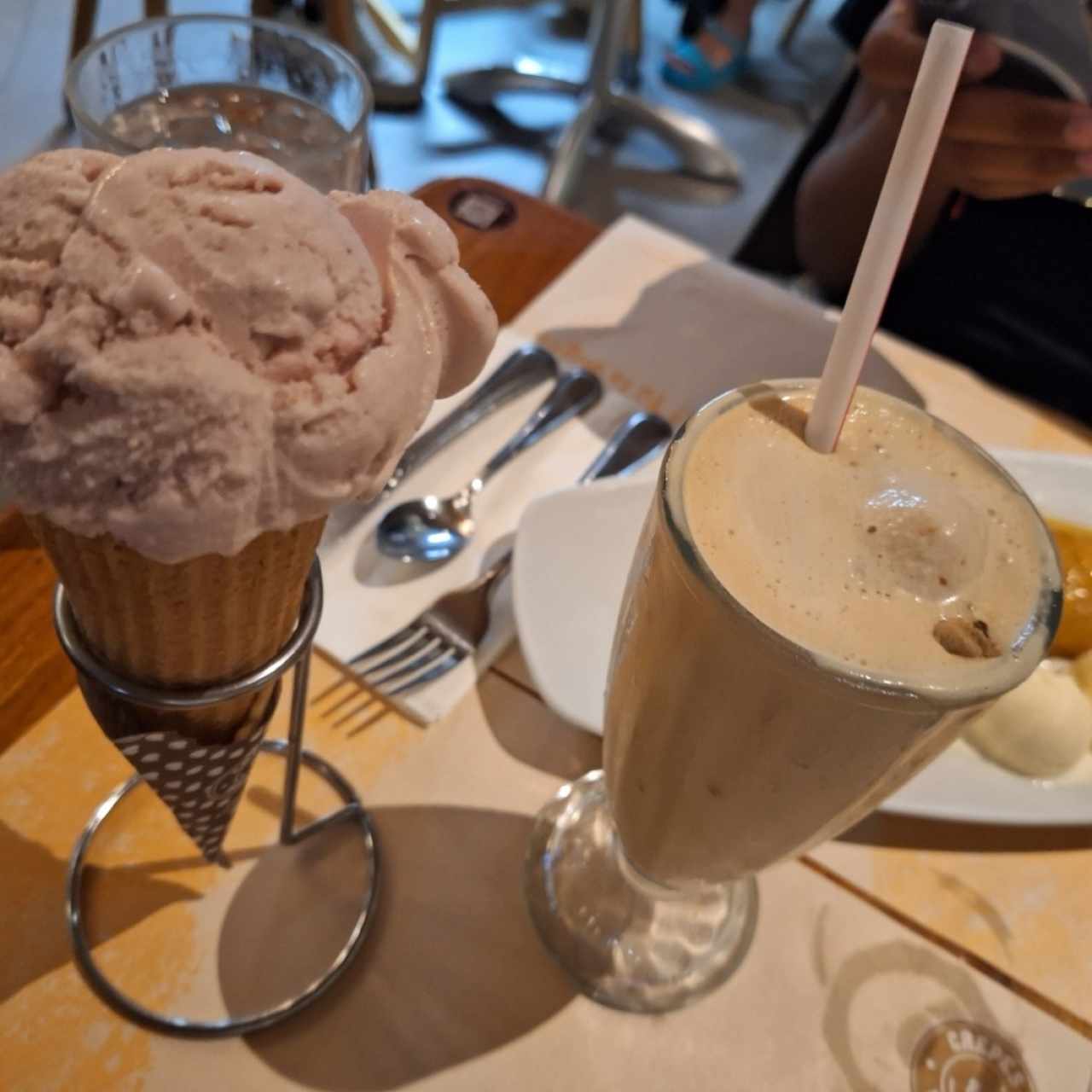 batido de nutella y barquilla de fresa