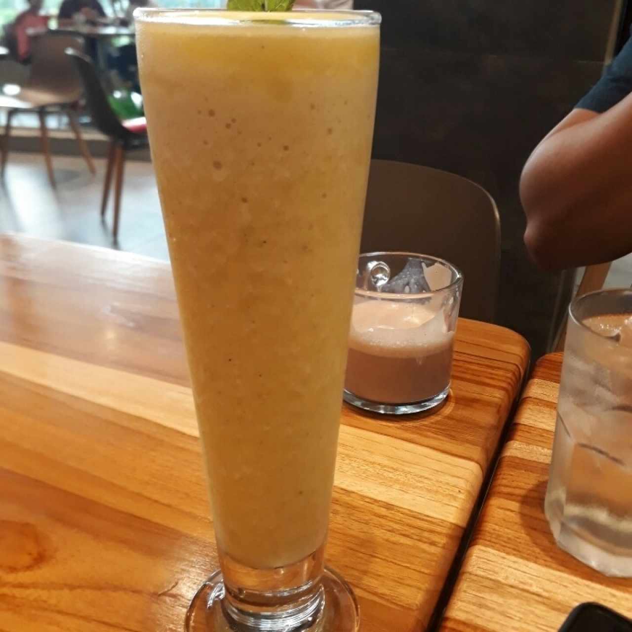 jugo de piña jenjibre y hierbabuena y chocolate caliente con malvas