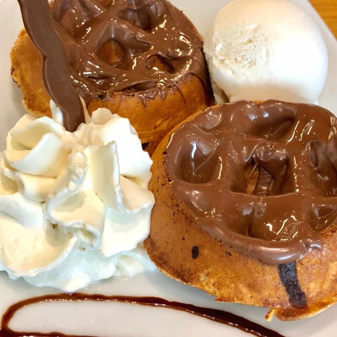 waffle de nutella y helado de vainilla para niños