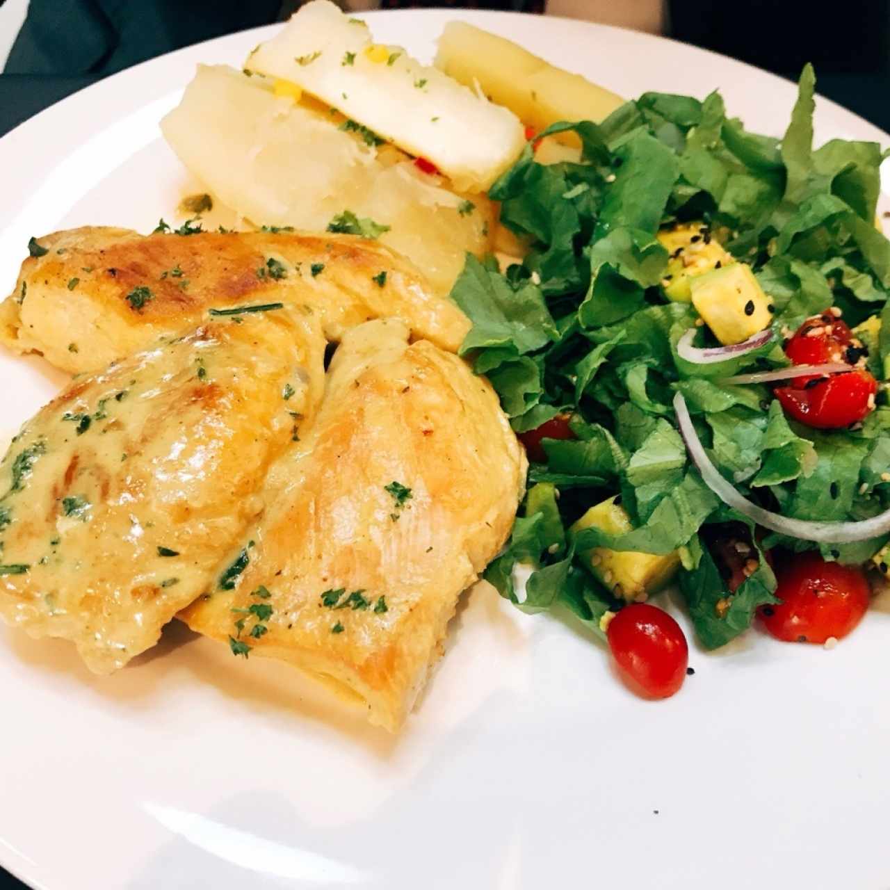 pollo al curry con tuca y ensalada 