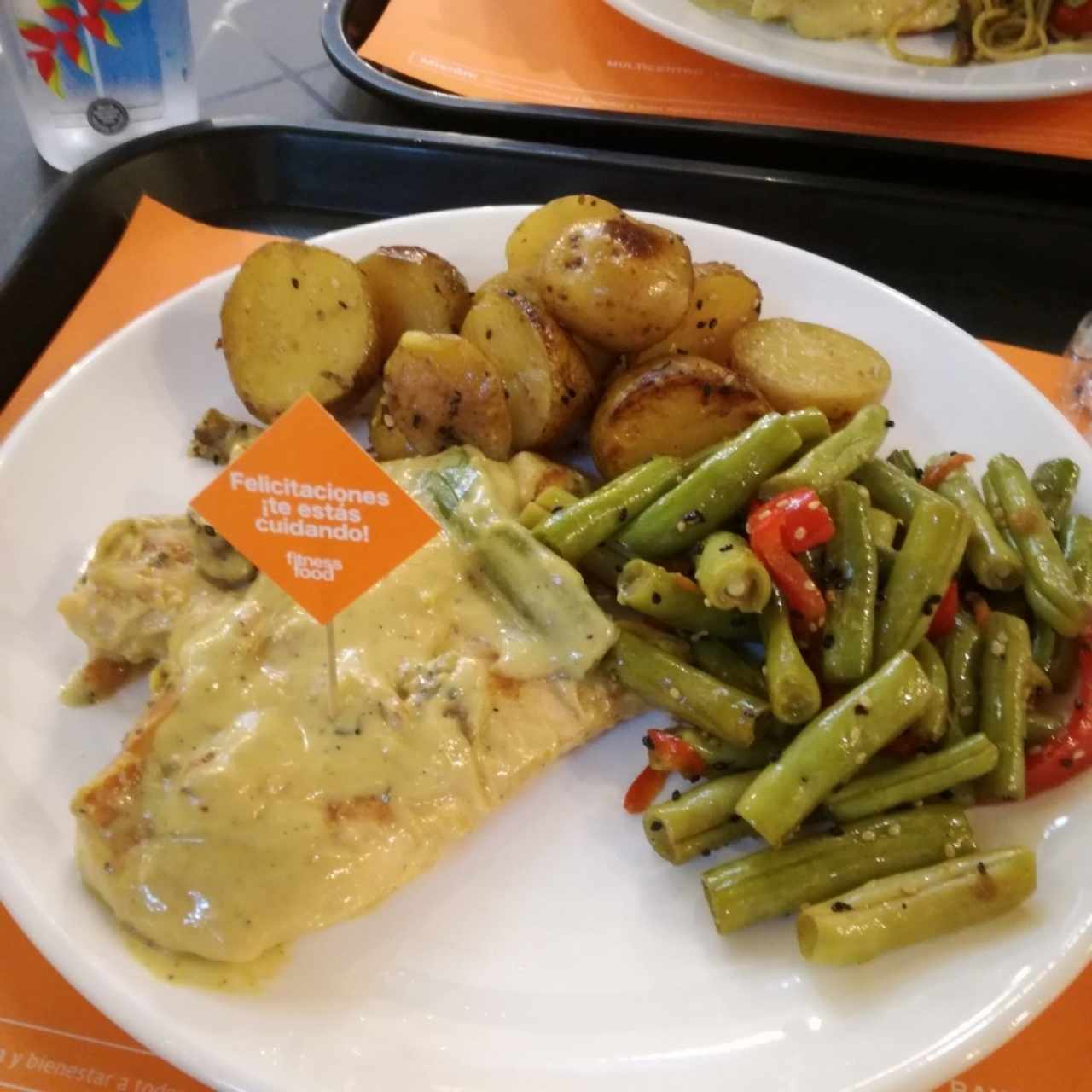 pollo en salsa bechamel con papas salteadas y habichuelas