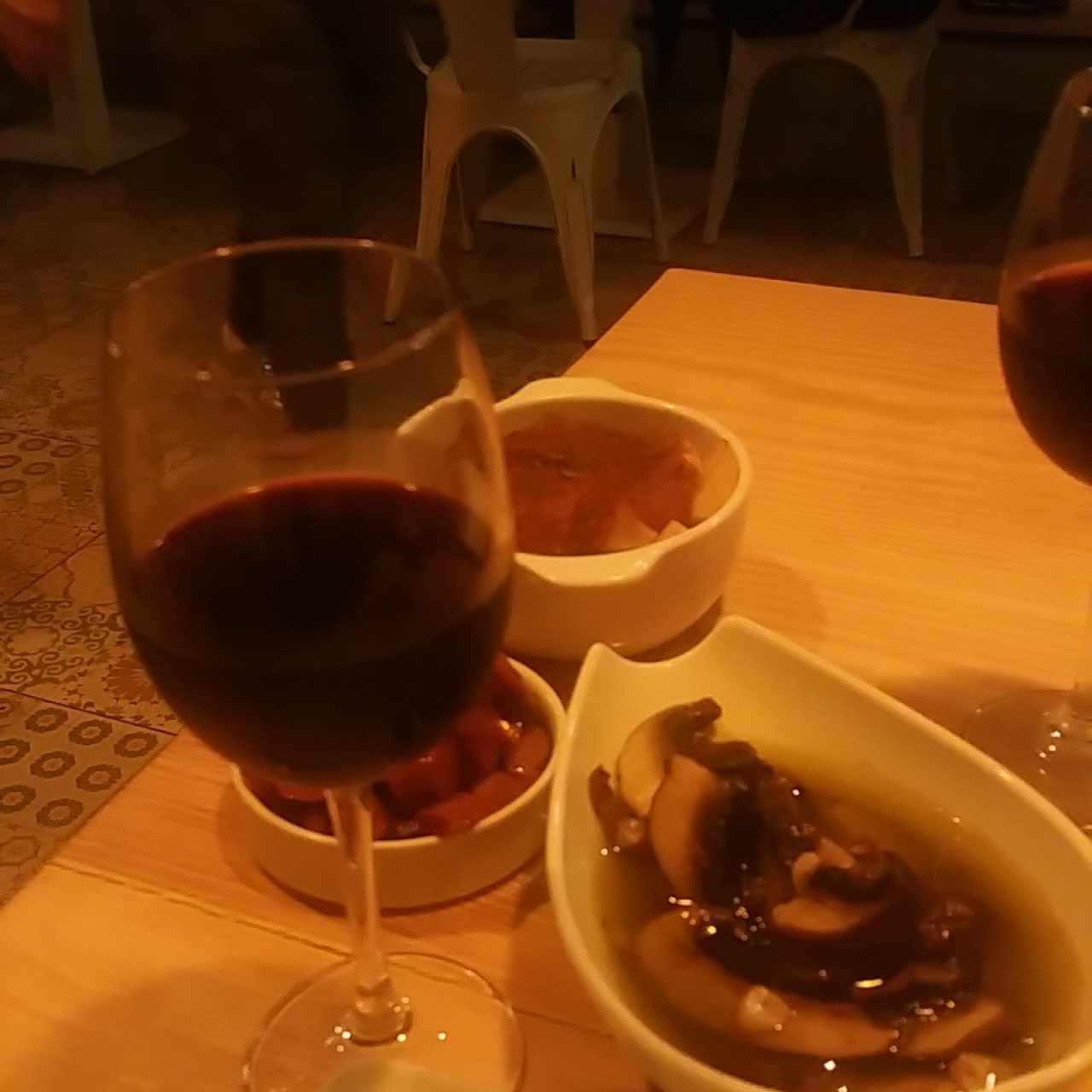 Hongos, patatas bravas y chistorra
