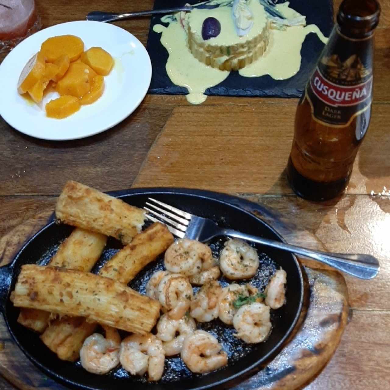 Camarones al ajillo más una Cusqueña bien fría  ahhhhssss que delicias. Gracias a Alejandro buen anfitrión. Excelente recomendación. 