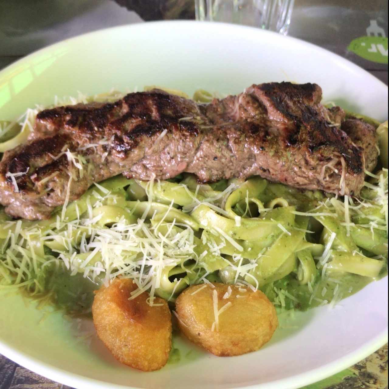 Tallarin verde con Churrasco