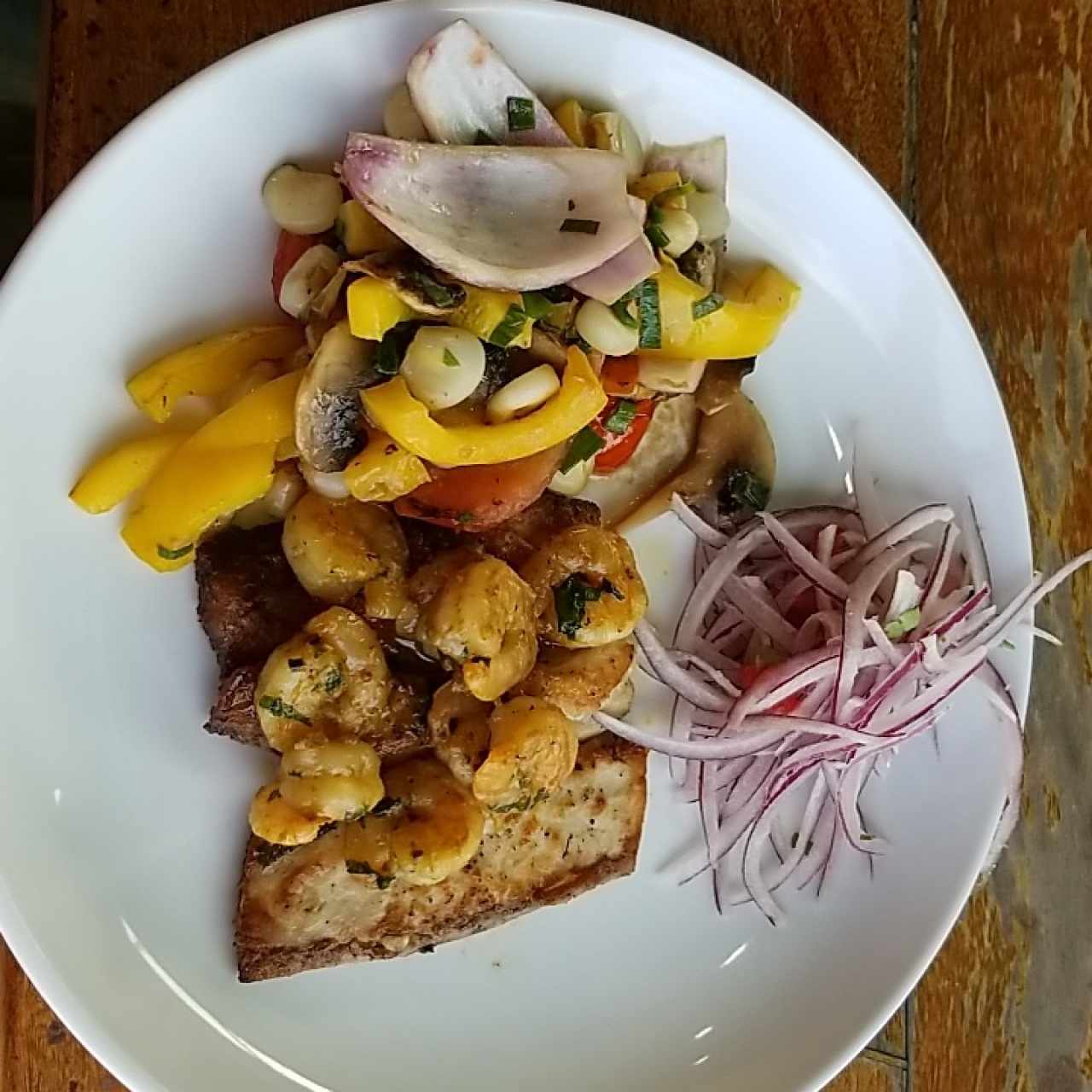 corvina con mariscos al ajillo