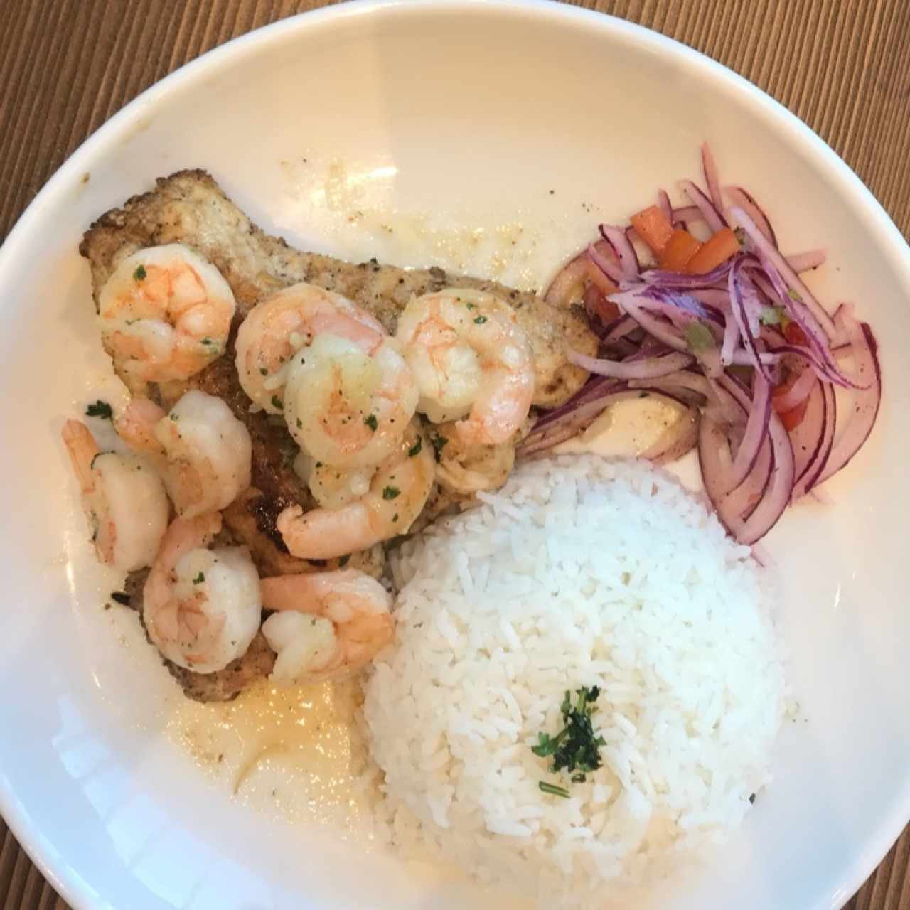 Corvina, camarones y arroz