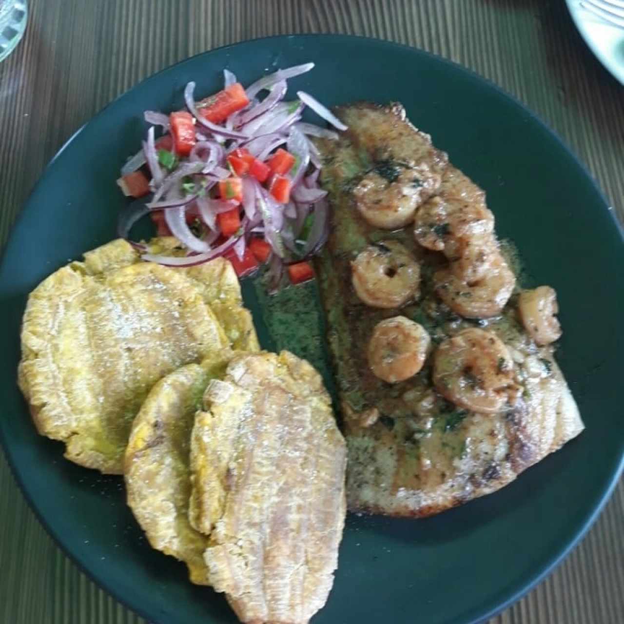 Plato del dia, Corvina a la  plancha con salsa de camarones y Patacones