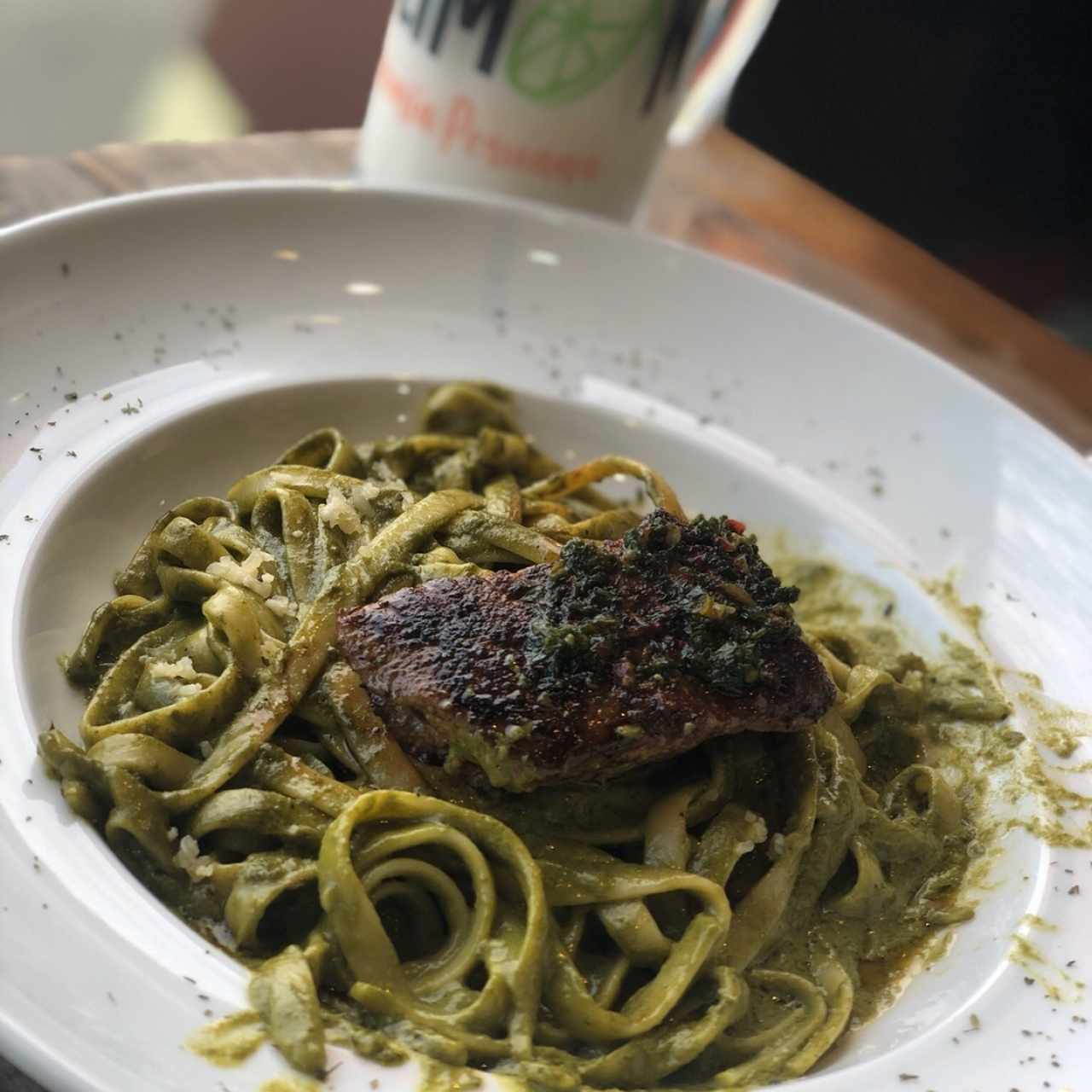 Tallarin verde con churrasco