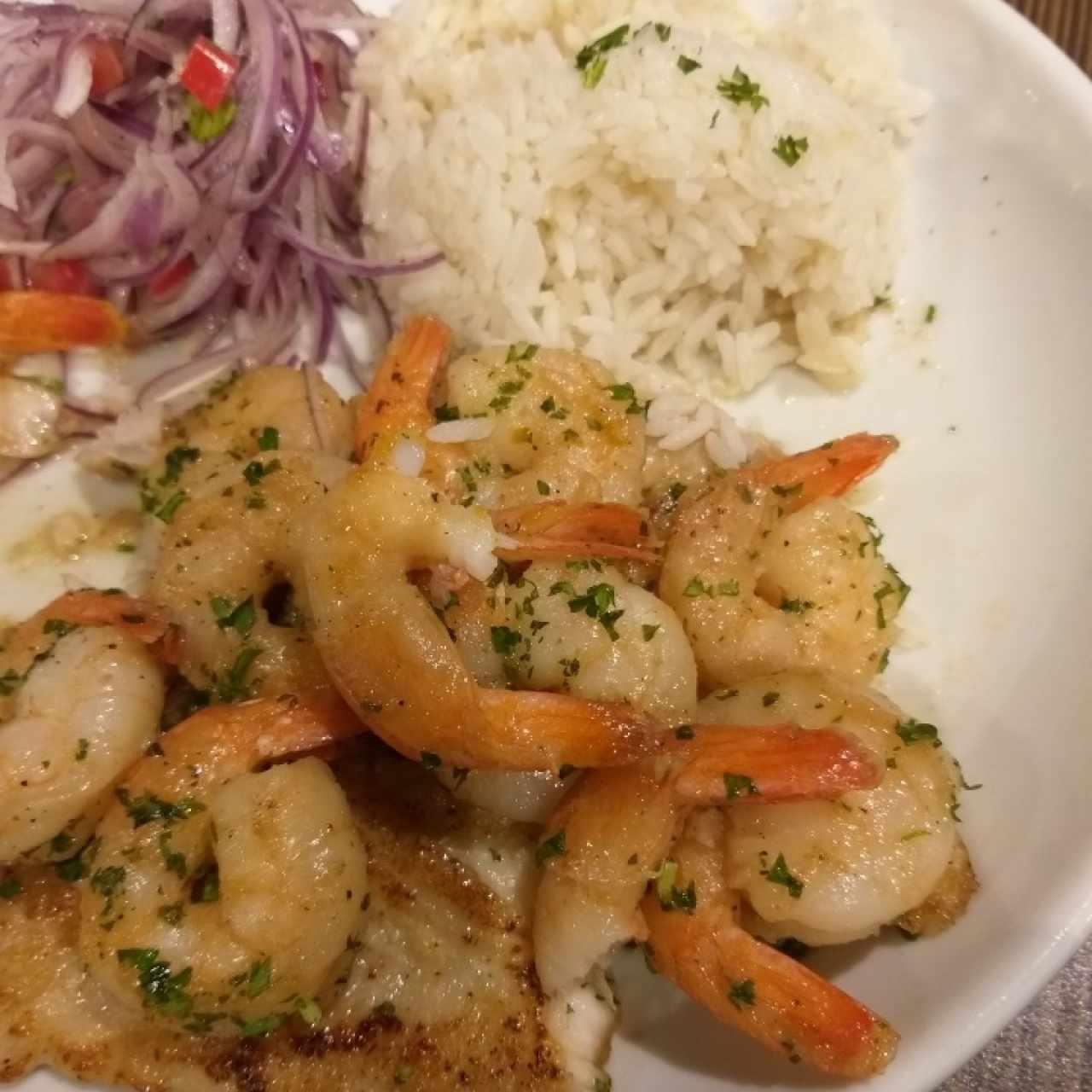 Corvina con camarones al ajillo