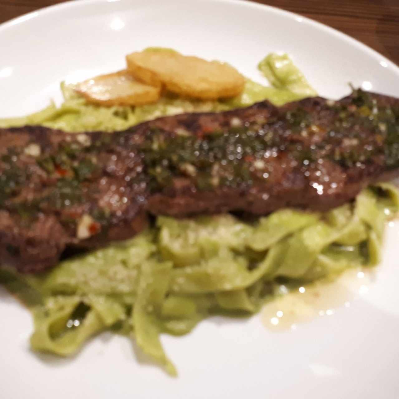 Tallarin verde con churrasco 