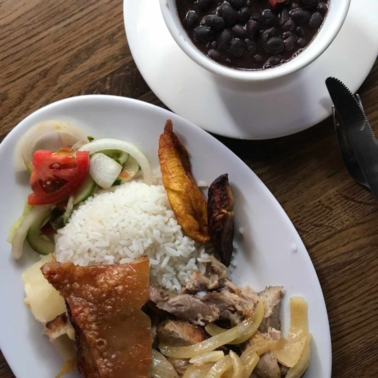 Lechona asada en Caja China