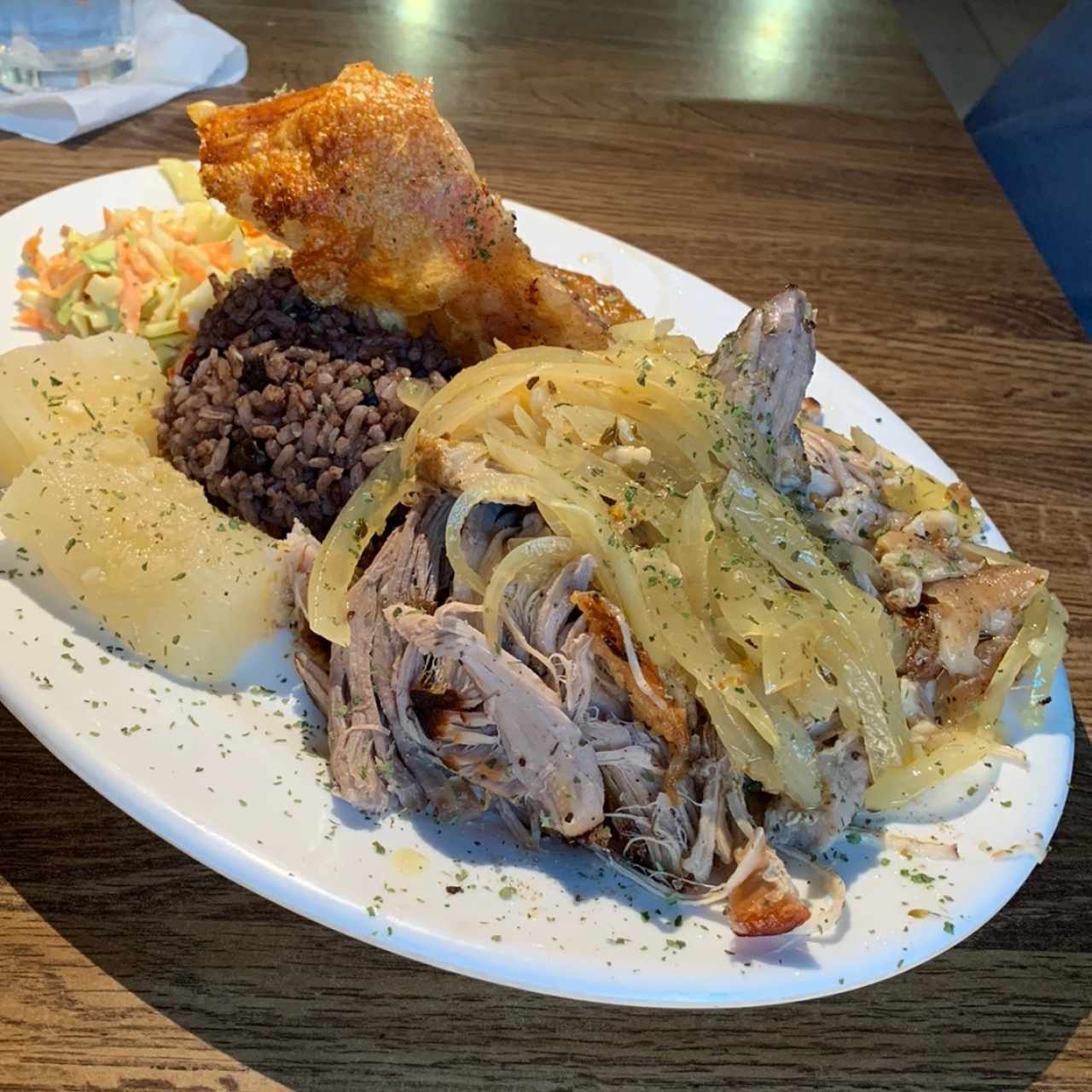 Lechón en caja china con arroz congrí, yuca, tajada y ensalada