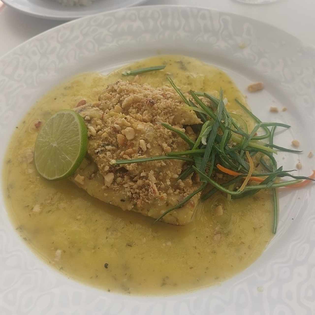 filete de pescado con salsa de nueces