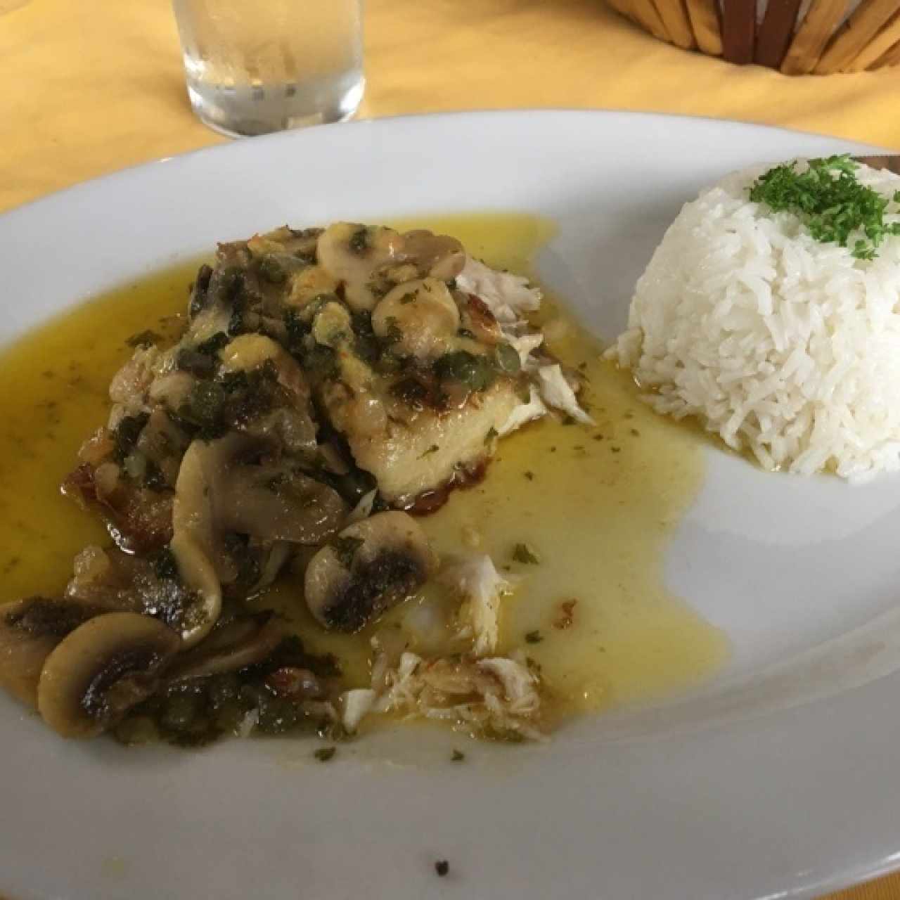 corvina con chapinoñes y alcaparras