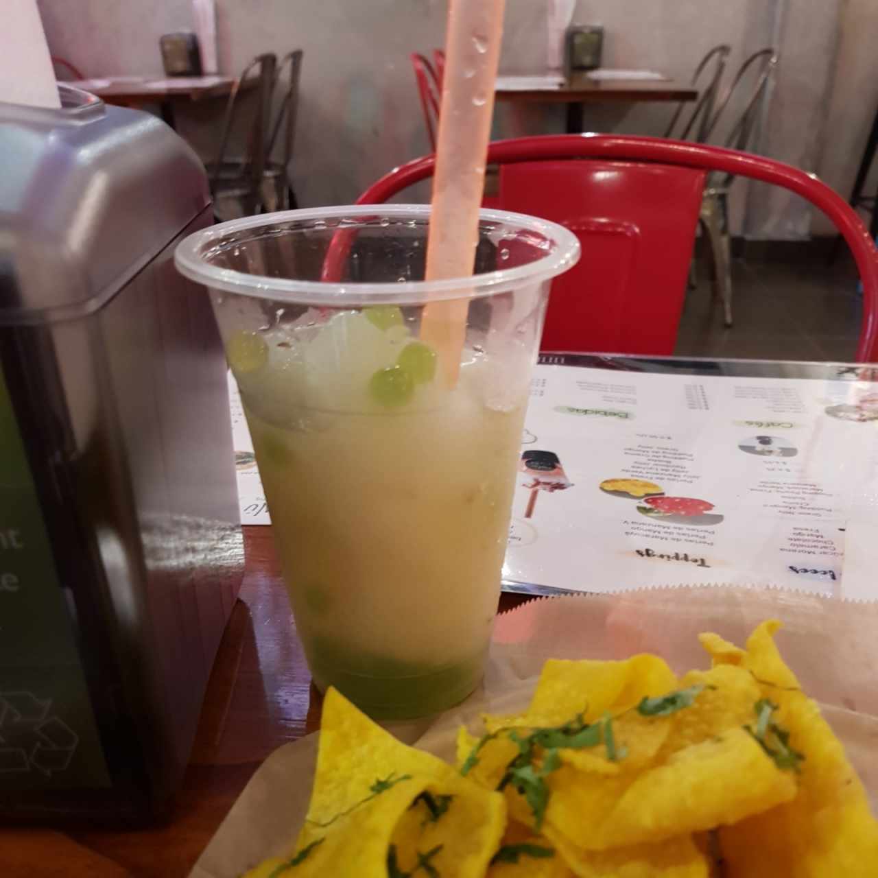 limonada de lavanda con perlas de manzana verde