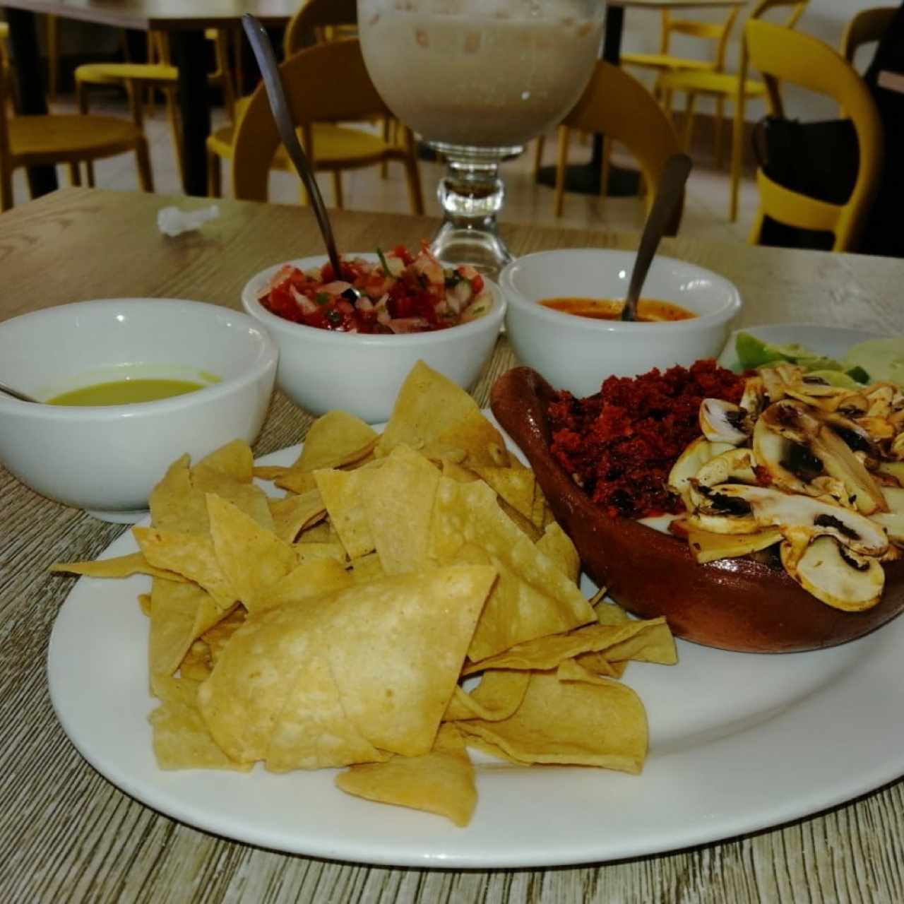 nachos con su respectivo queso y champiñones 