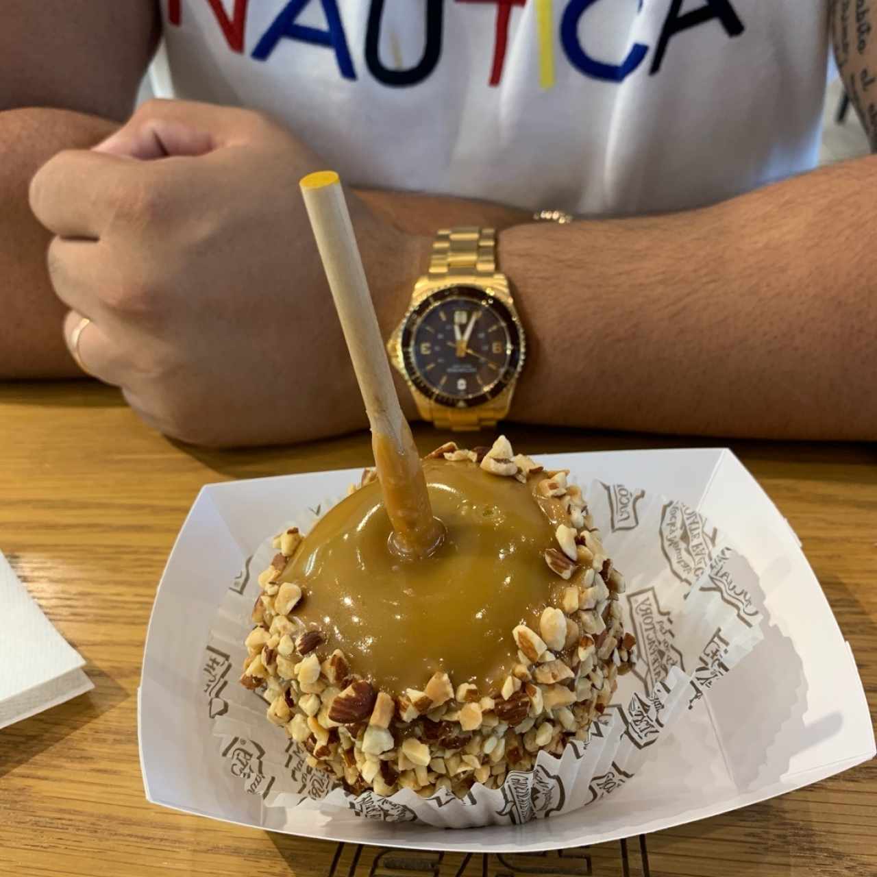 manzana con caramelo y almendras