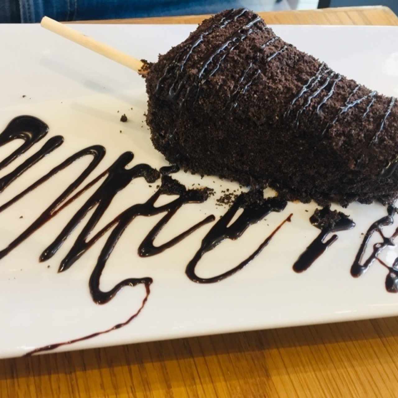 cheesecake bañado con chocolate con topping de oreo
