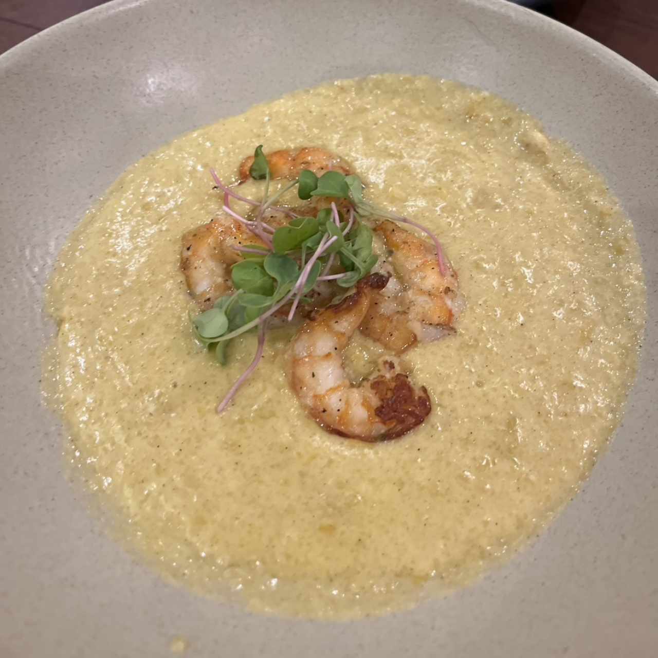 Langostinos y crema de maíz