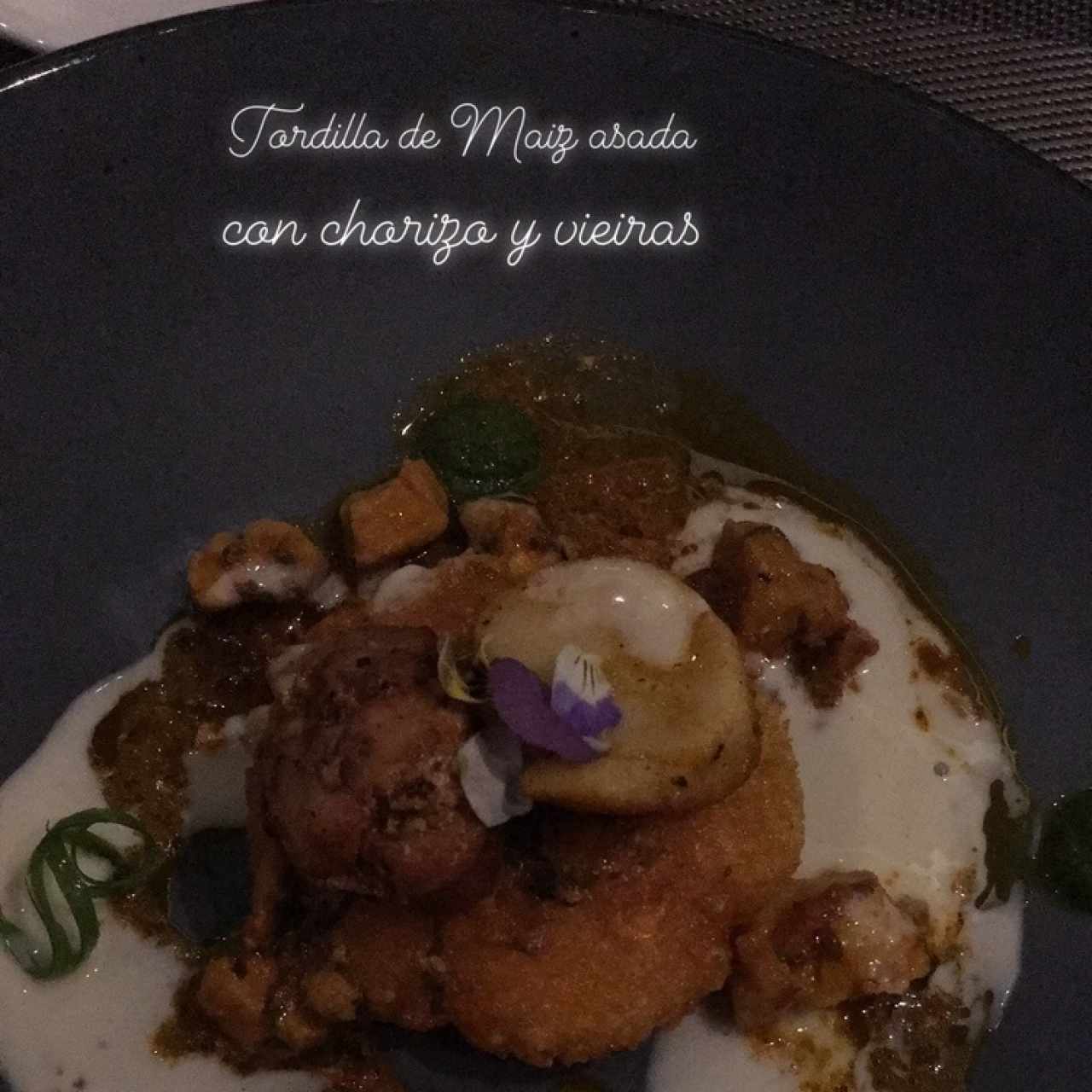 tortilla de maiz asada con chorizo y vieiras 
