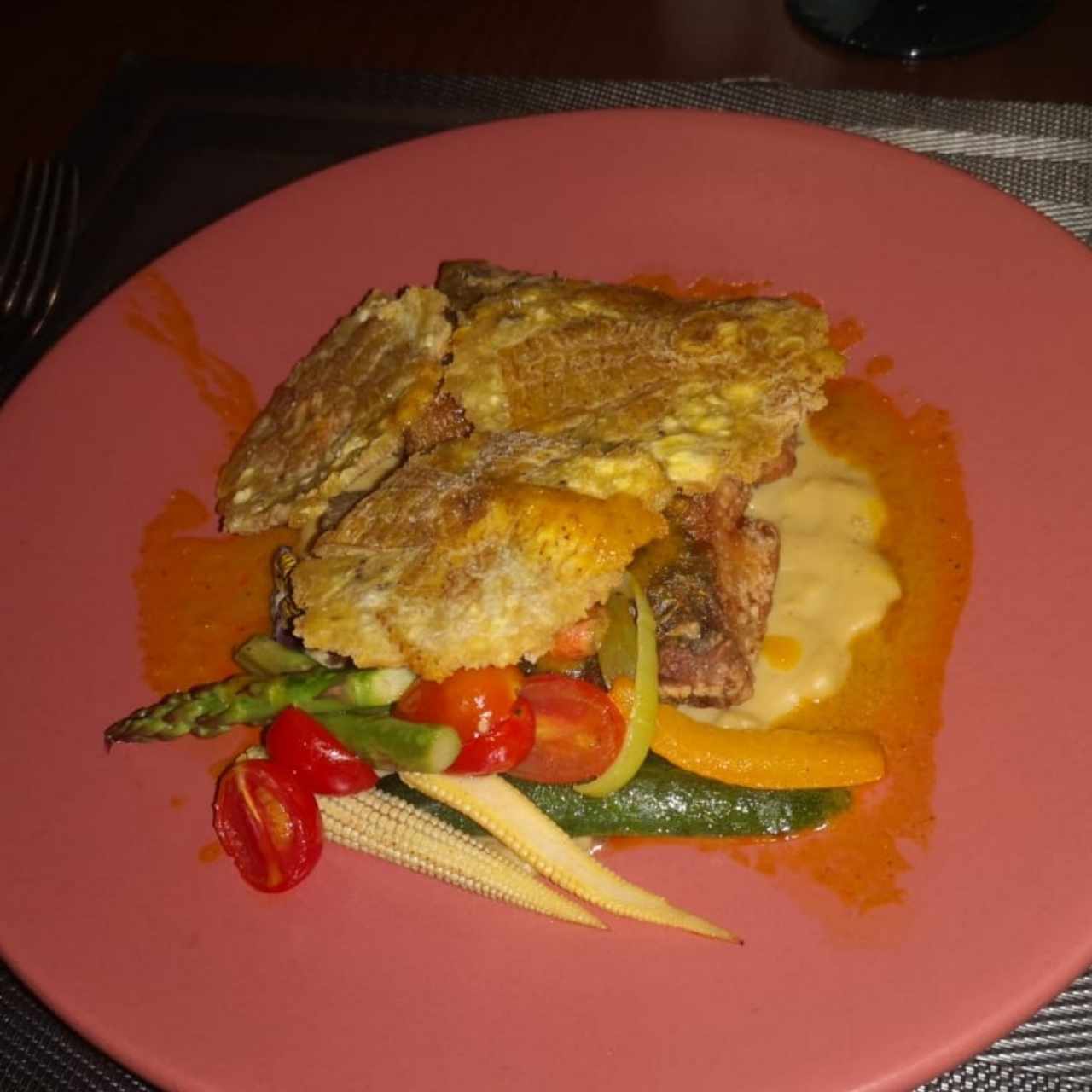 Pescado con puré y patacones