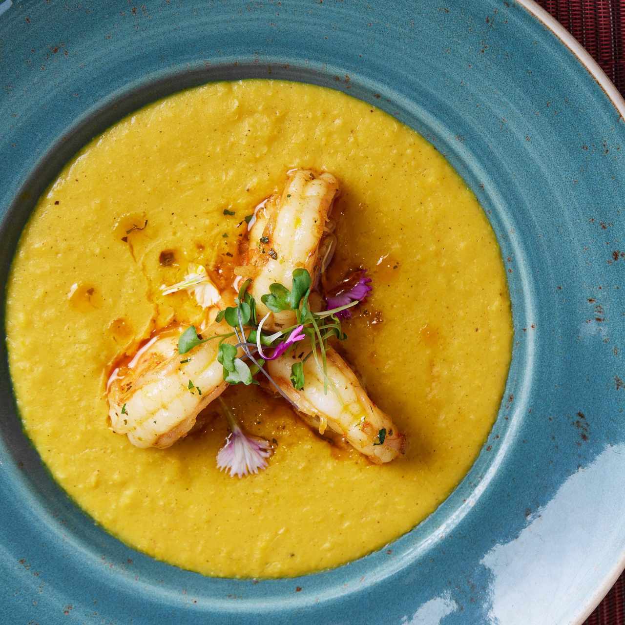 Langostinos y crema de maíz