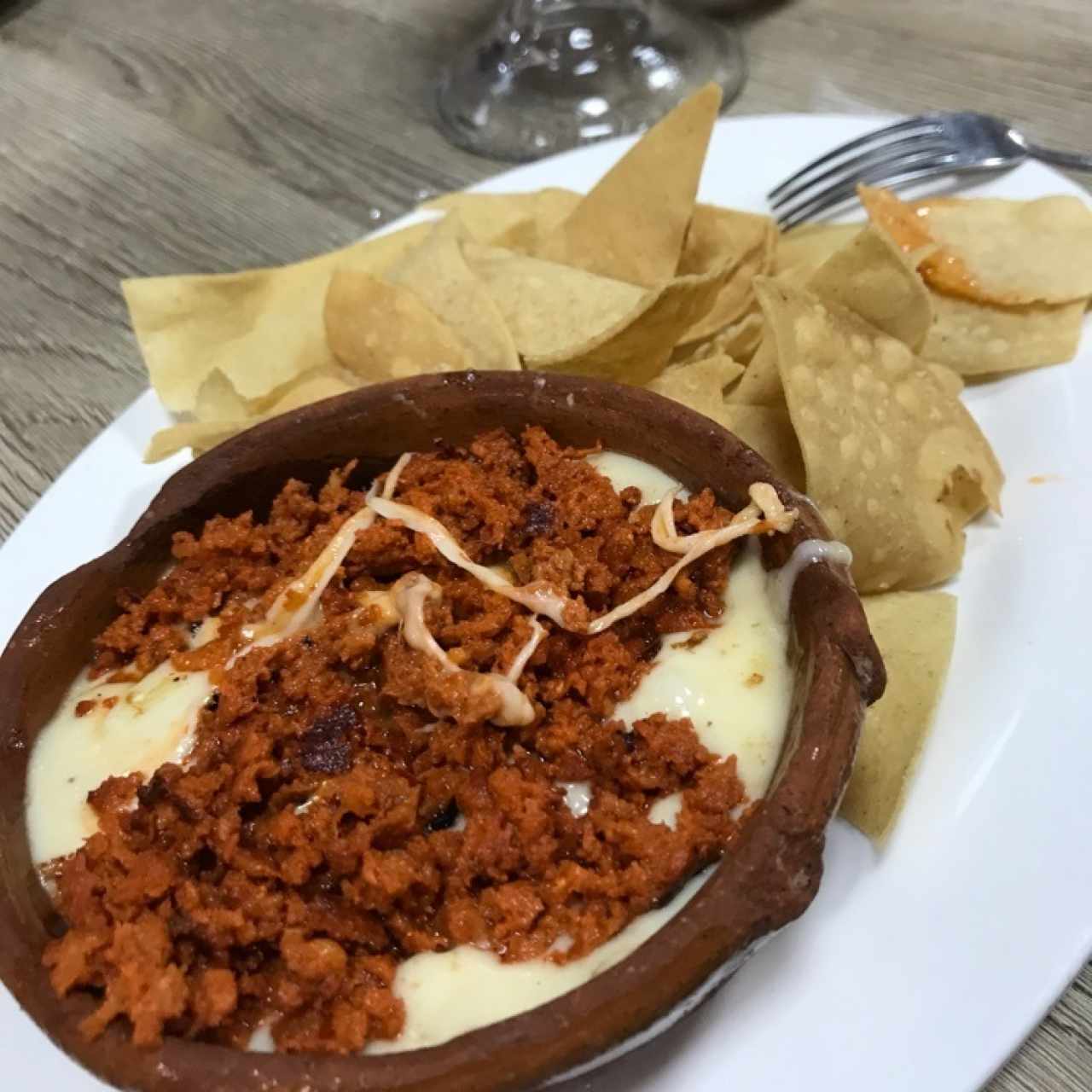 Queso fundido con chorizo y totopos