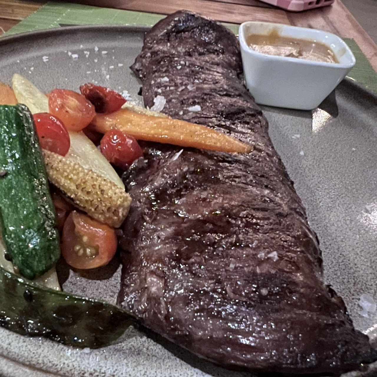 Entraña con vegetes y salsa de hongos 