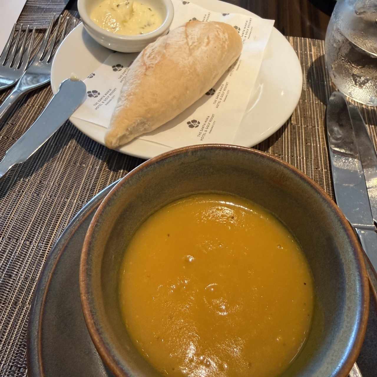 Pan de la casa y crema de zapallo 