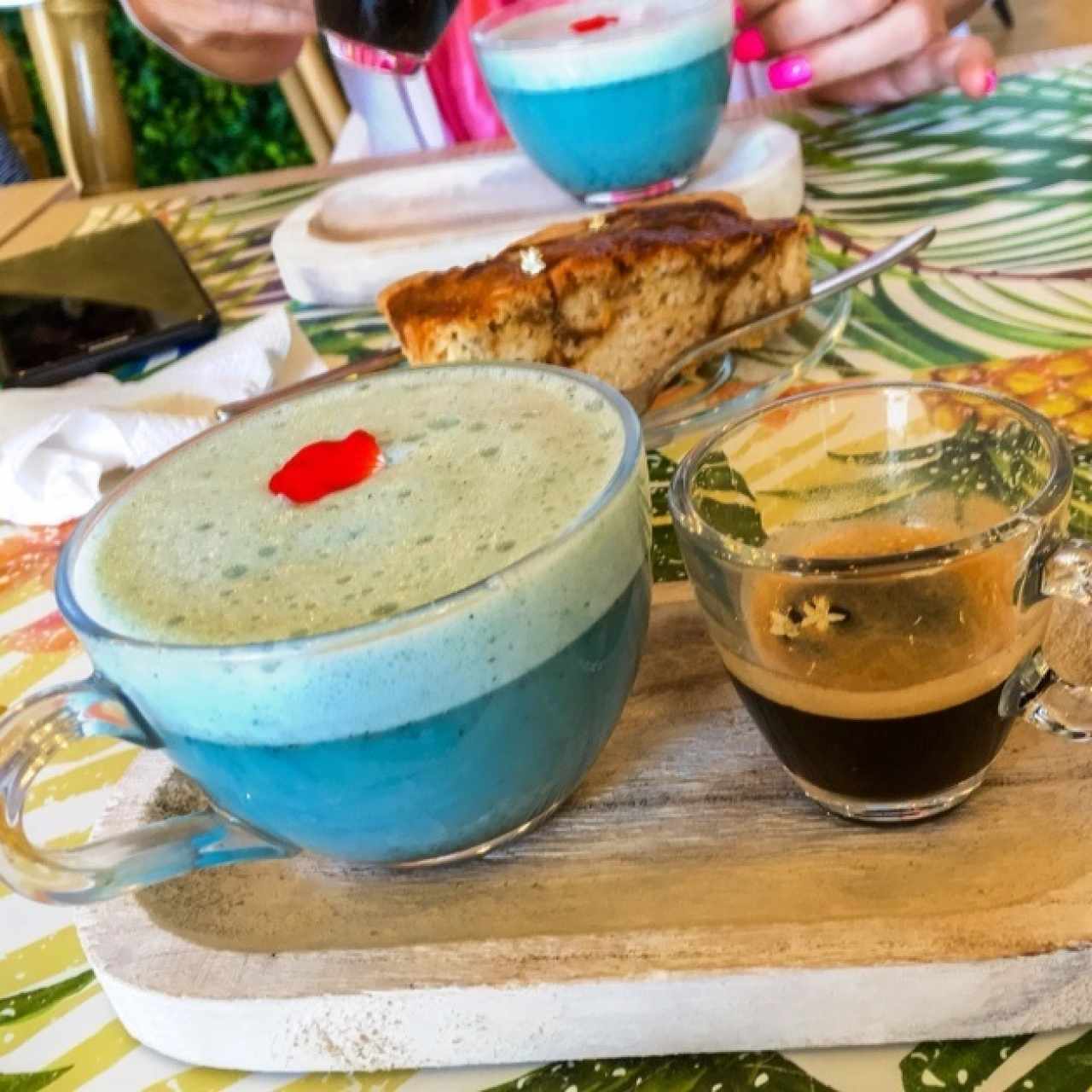 Café azul y dulce de papaya