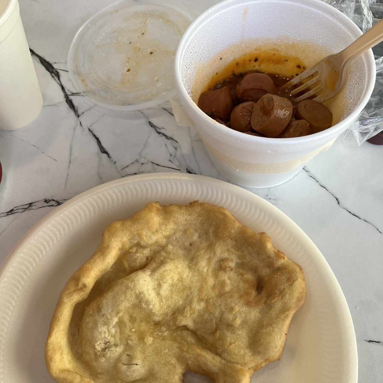Salchicha Guisada con Acompañamiento