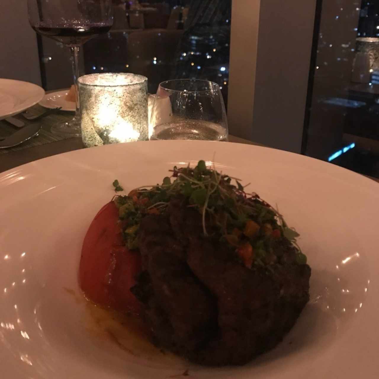 ENTRAÑA DE RES Certified American Beef al grill servida con chile relleno de vegetales y queso manchego ahumado.