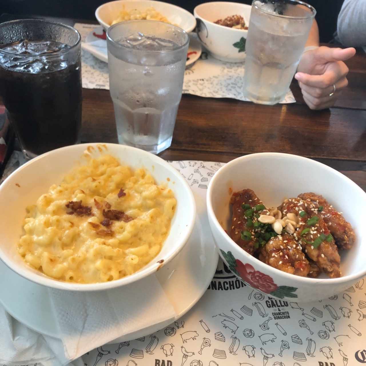 alitas y mac n cheese