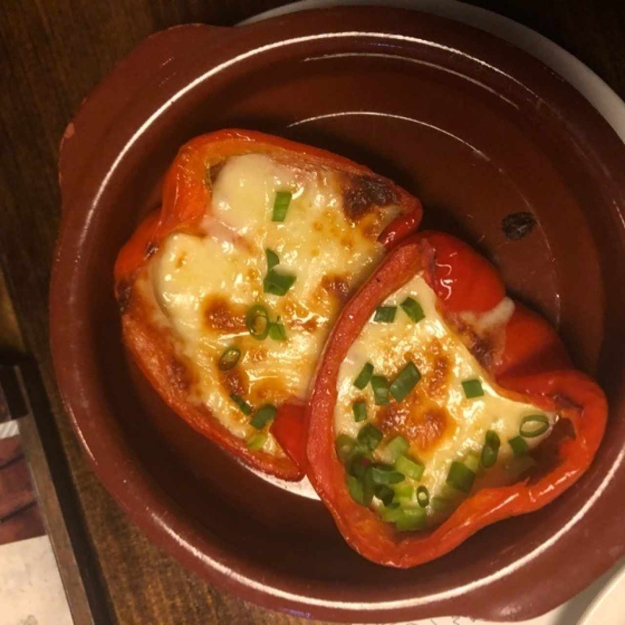 Pimiento morrón con queso y cebollín