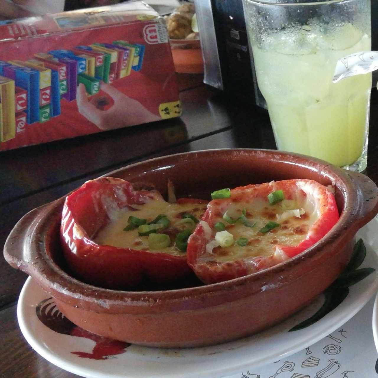 Pimentón con queso y Chicha de naranja con yerbabuena