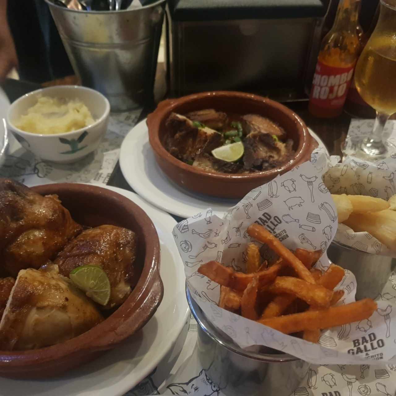 Pollo, Costillas, yuca, camotes y pure