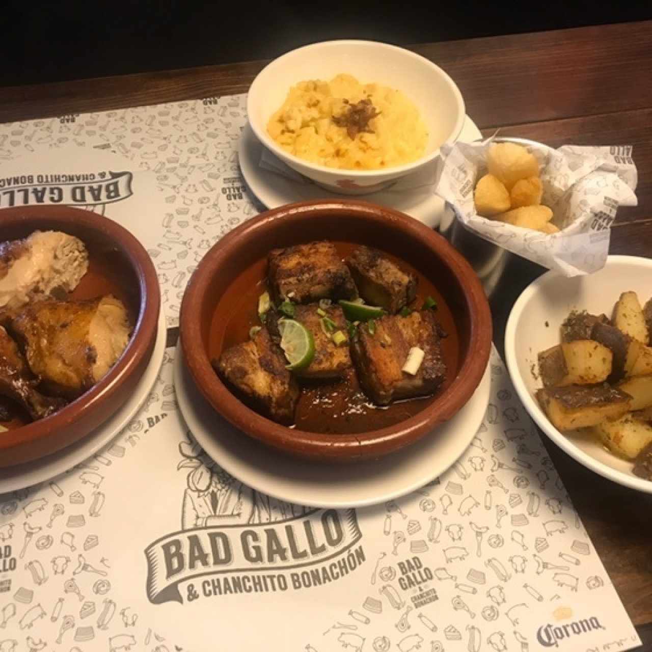 Costillar de Cerdo - Porción; Pollo Asado - media porcion; acompañado con papas salteadas, yuca fritas y mac and cheese