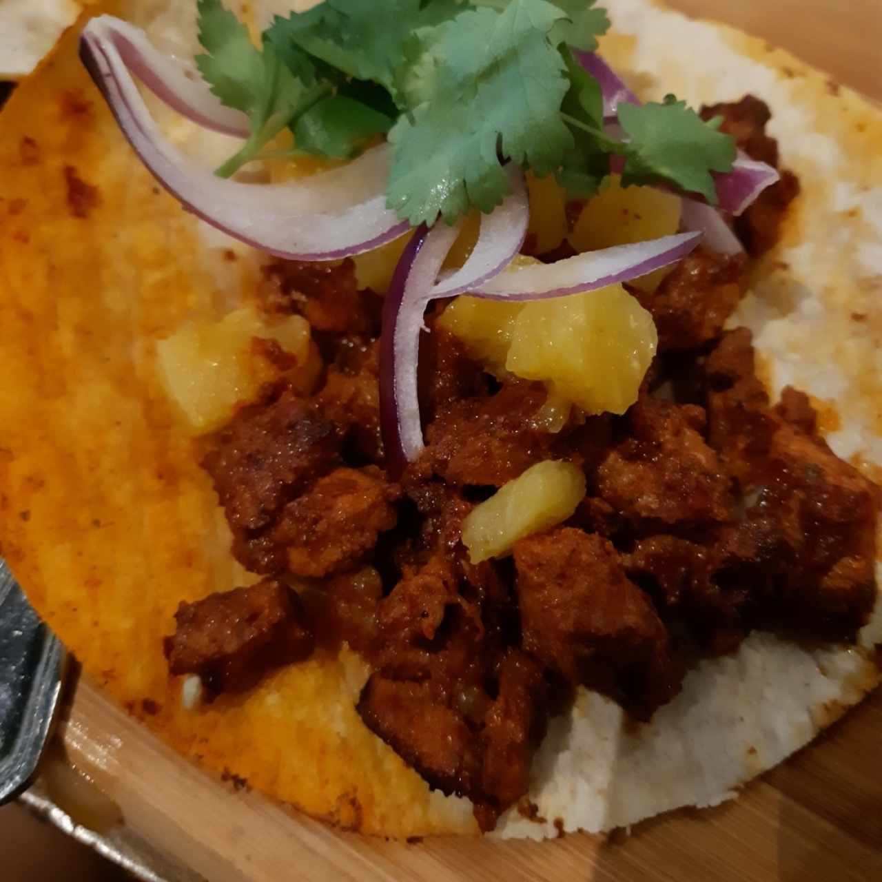 tacos al pastor con cebolla morada y cilantro