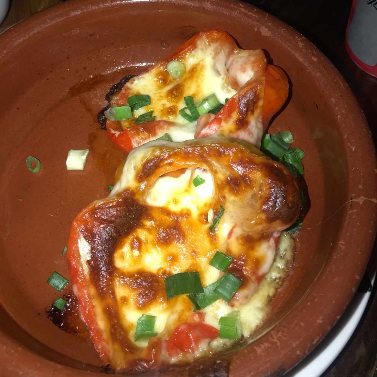 Pimiento morrón con queso y cebollín