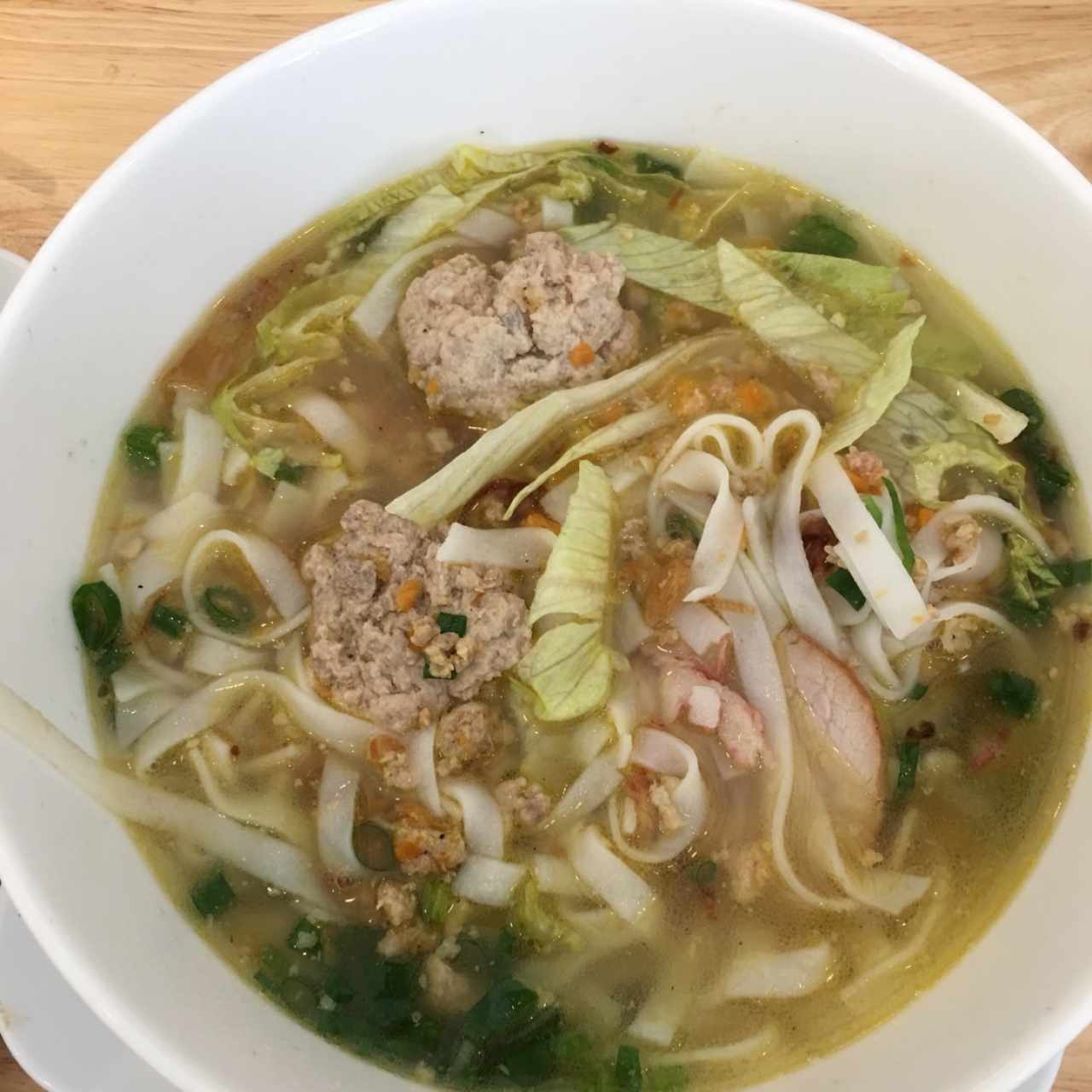 Pho mixto con puerco picado