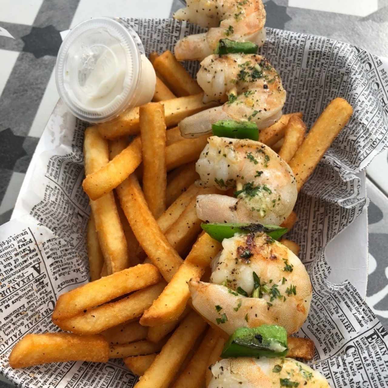brocheta de Langostino con papas fritas
