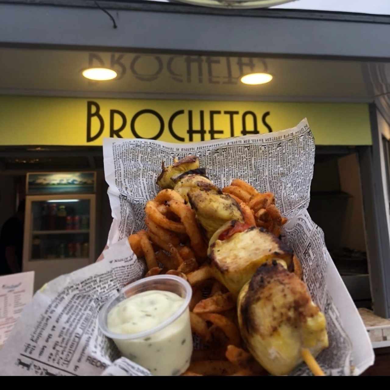 brocheta de pollo con papas curly🤤