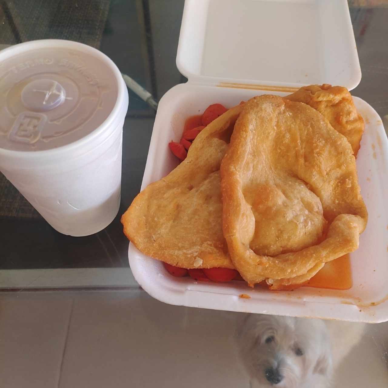 Salchichas guisadas con hojaldre y chicha de limón con raspadura.