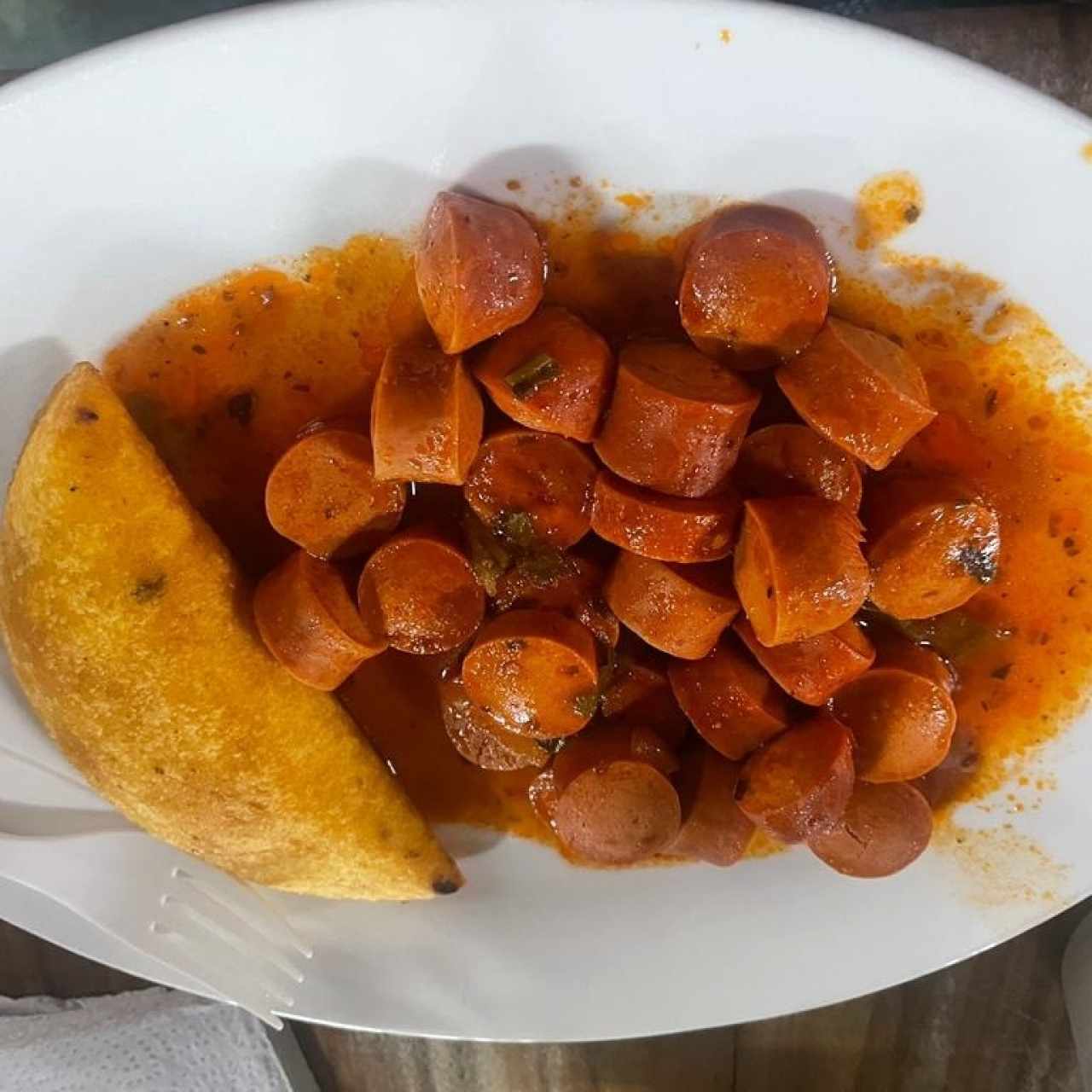 Empanada de Maíz con Carne y Salchichas Guisadas