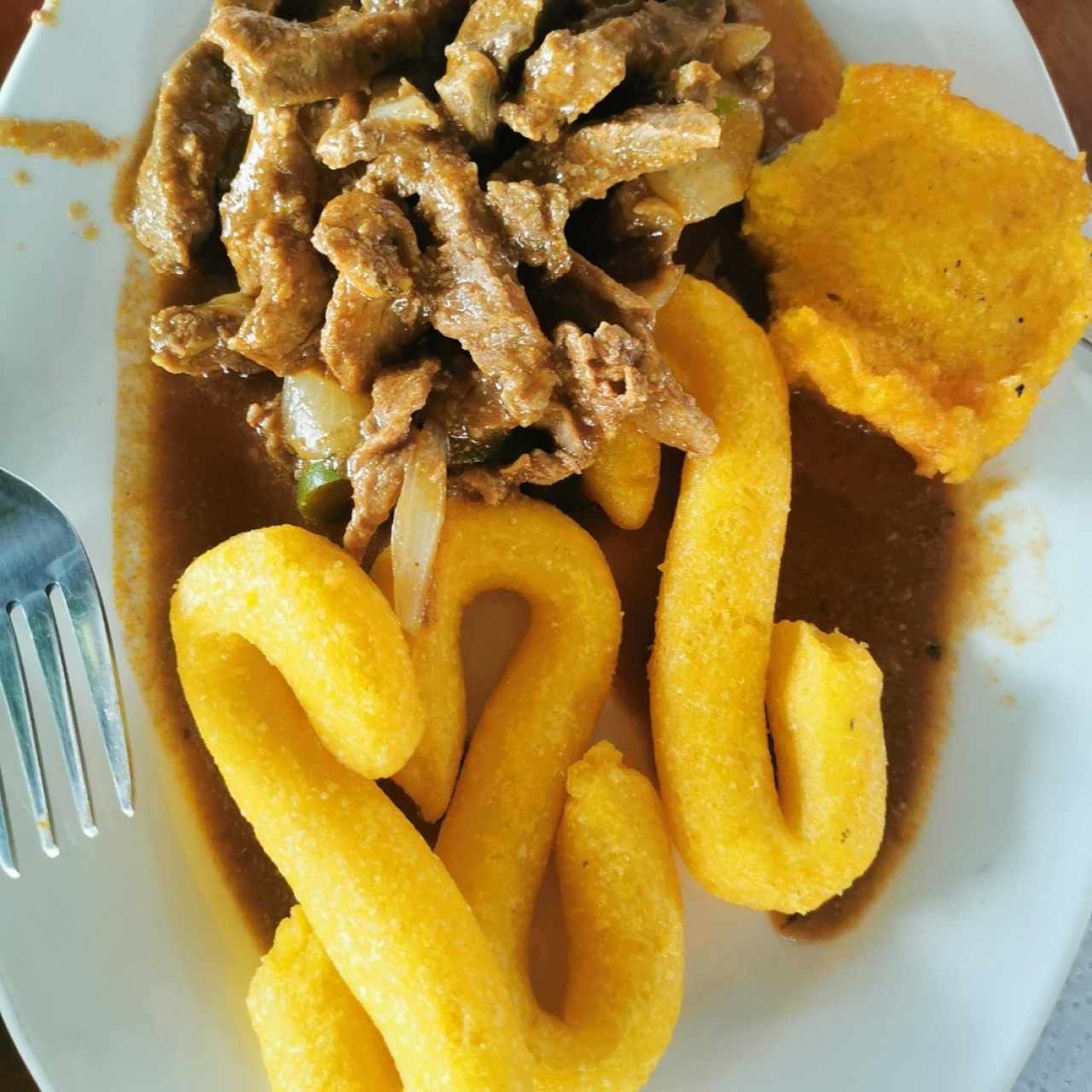 Carne guisada con almojabanos y torrejita de maíz nuevo