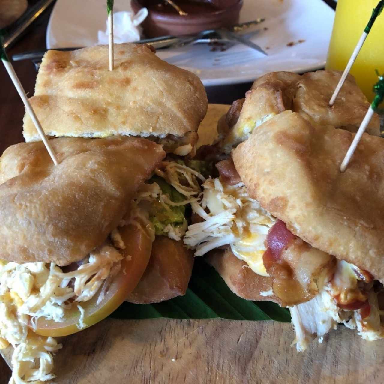 Emparedado de combinación en hojaldre con bacon
